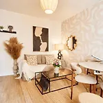 Modern Flat In דירה *