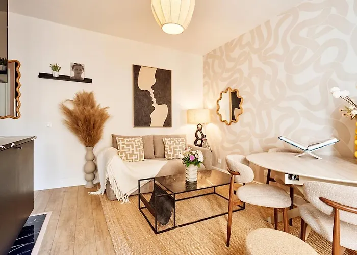 Modern Flat In Apartment *